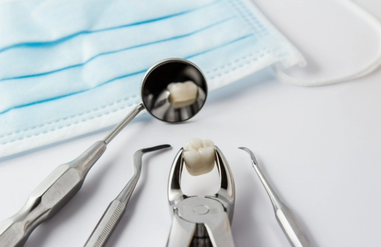 ząb i narzędzia stomatologiczne
